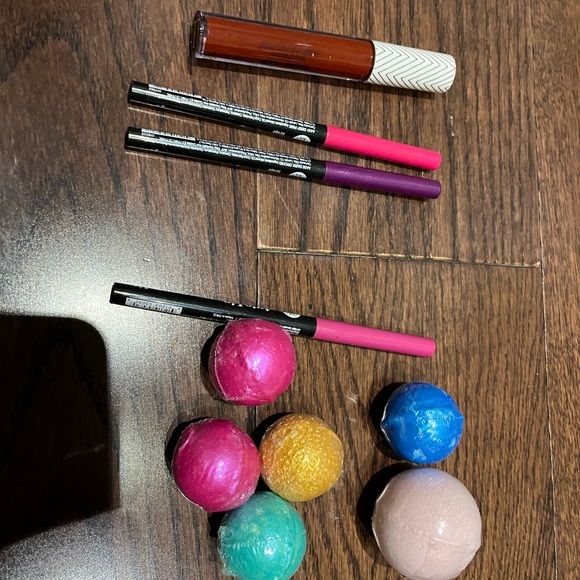 Bath bomb and lip bundle - Picture 2 of 5